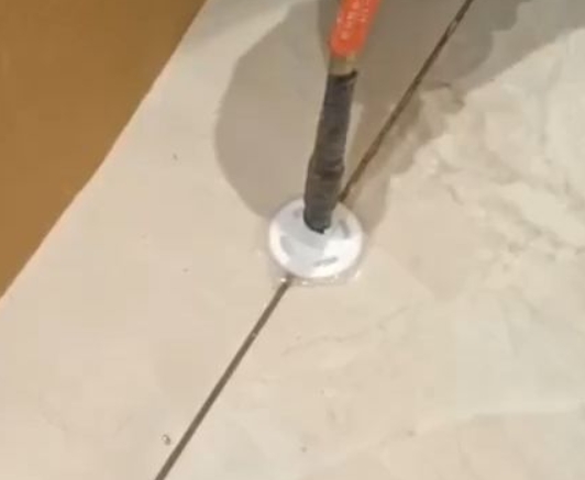 柳城瓷砖空鼓维修公司专业解答瓷砖在铺贴过程中，如果没有涂抹均匀到位的粘结材料（如水泥砂浆或瓷砖胶），可能会导致以下问题